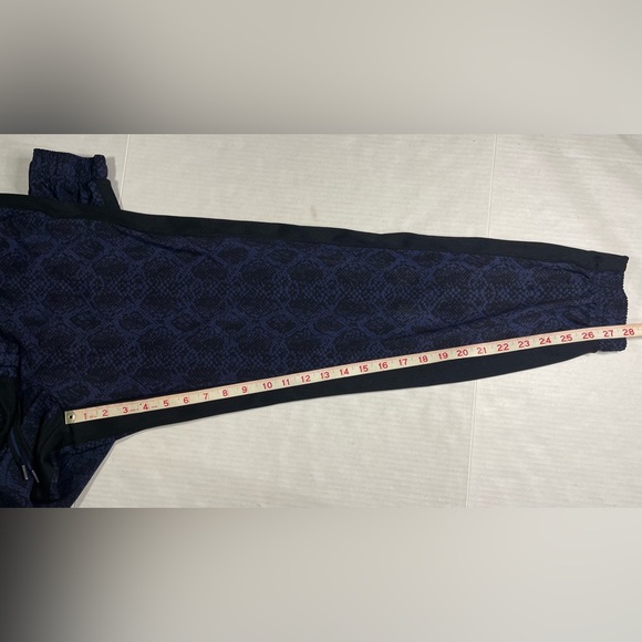 NWOT Athleta Printed Brooklyn Jogger Sz 8 Blue & Black Python Athletic Comfort - Picture 5 of 8
